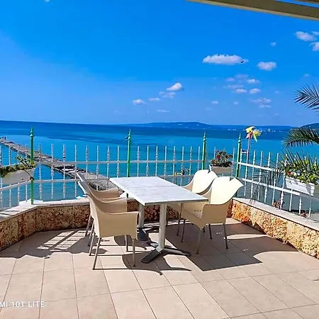Hotel Oasis - Access